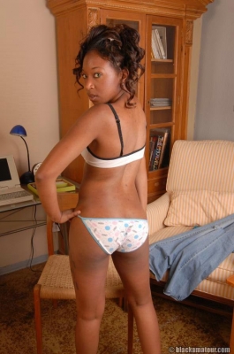 Black Girls Porn Â» Sexy ebony teen babe poses